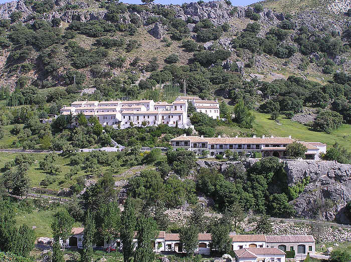 Looking back from Grazalema across the valley to the Villa Turistica.  The hotel is on the middle right, with the apartments above it to the upper left.  (95k)