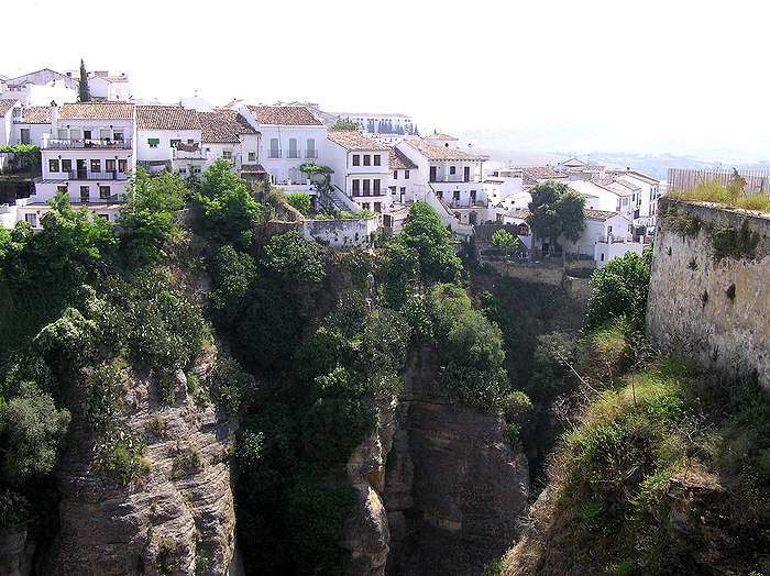 Buildings perched precariously on the edge of the gorge that splits Ronda in two.  (96k)