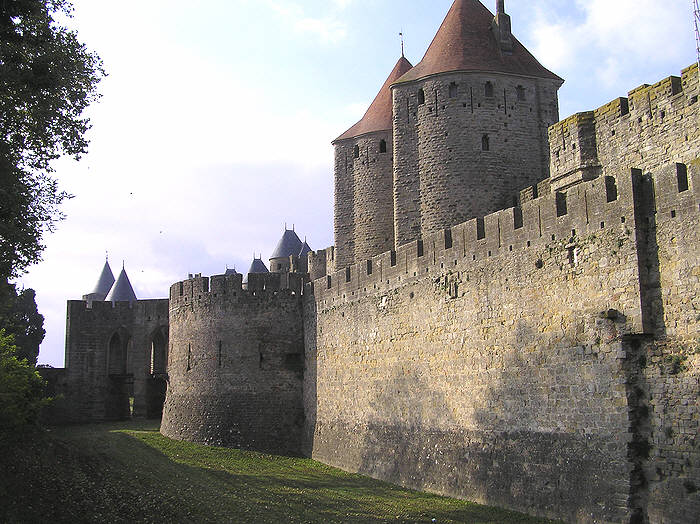 Moat and walls on the east side of the Medieval City - the drawbridge of Porte Narbonnaise in the distance.  (97k)