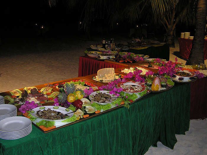 Fantastic buffet spread on the beach. (61k)