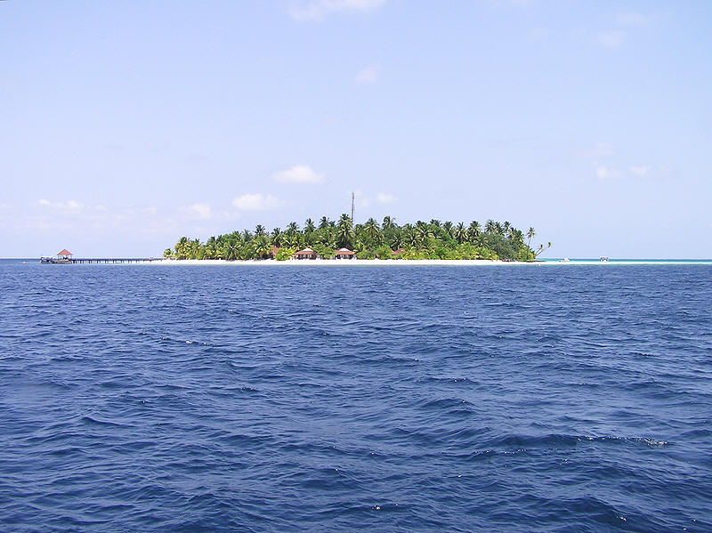 Athuruga Island from the sea....  (95k)