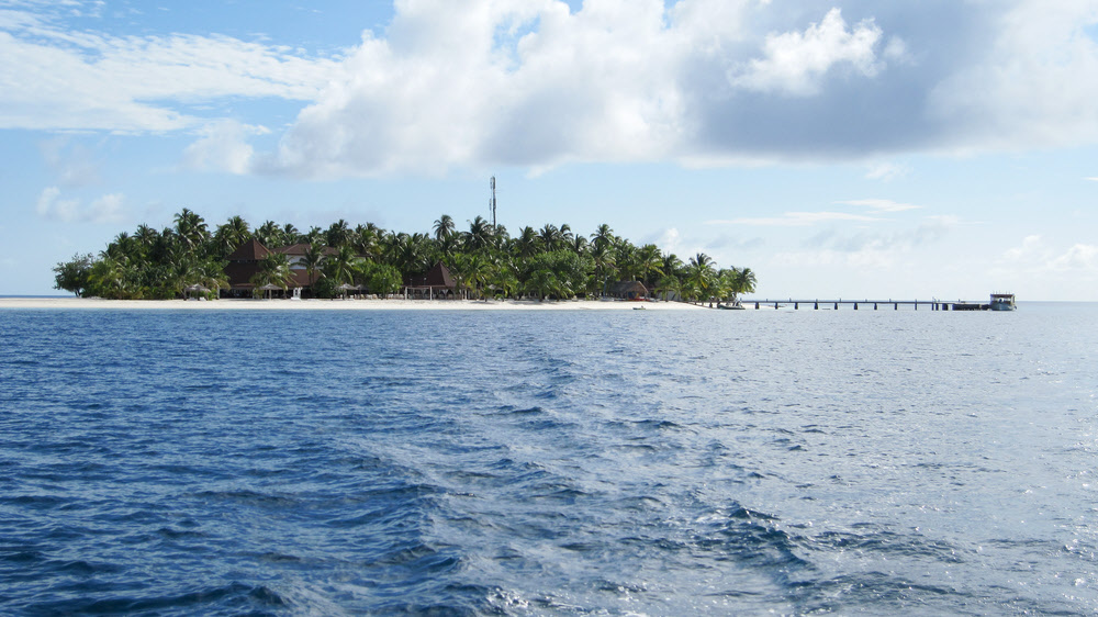 ...and second: Athuruga Island with the old jetty at the right, now without its sun shade at the end.�We're told the whole jetty needs rebuilding.  (188k)