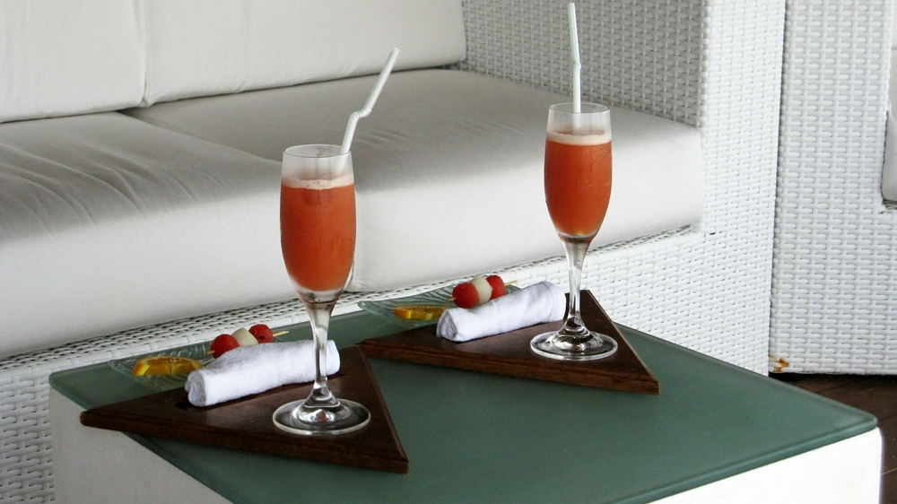 A refreshing cocktail and chilled towels greet us at Reception.