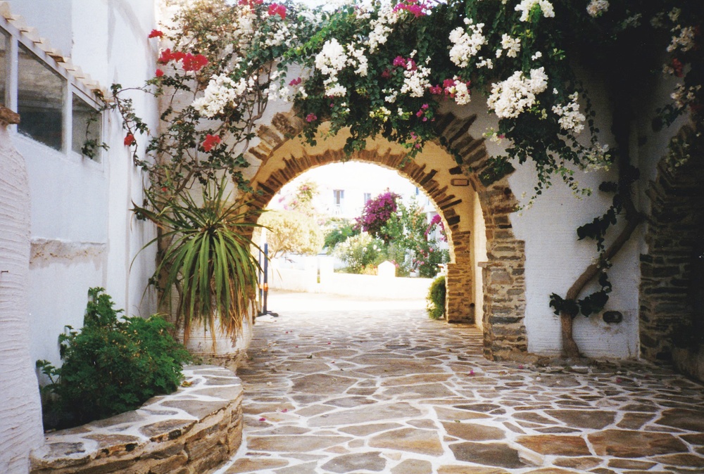 Just to Linda's right was the entrance to the courtyard under this bougainvillea covered archway.