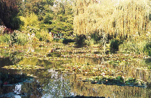 The famous lily pond and green-painted bridge in the Japanese garden (42k)