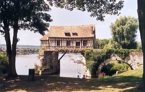 An old timbered house perched on a stump of the medieval bridge in Vernon (40k)