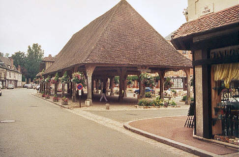 The market square in the pretty village of Lyons-la-For�t where we stopped off for a stroll (34k)