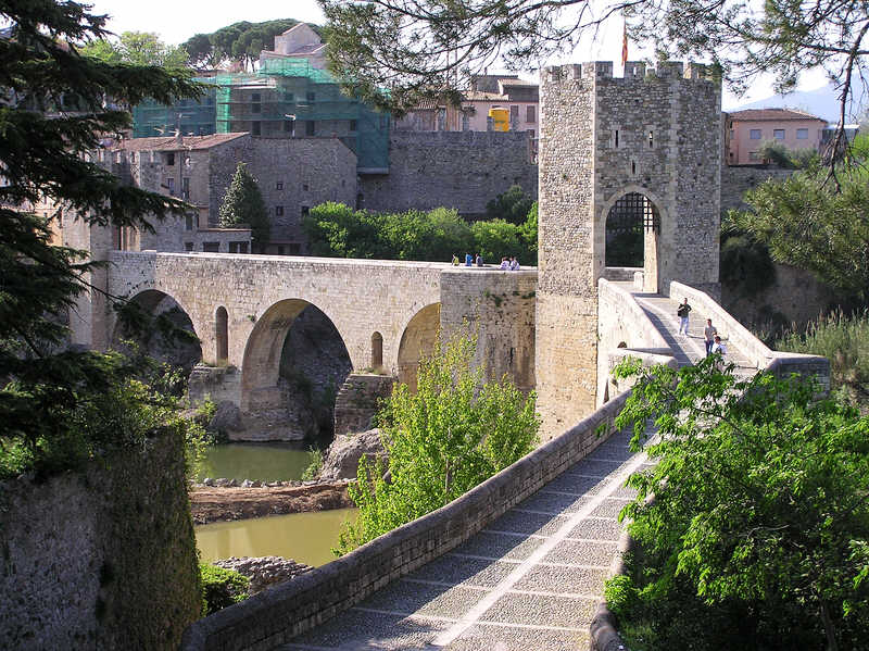 The romanesque bridge in Besalu.  (113k)