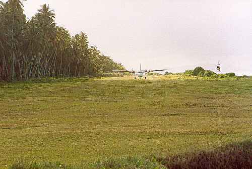 Full reverse thrust to stop at the turning area (in front of me) by the hotel buildings. (27k)