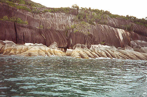 Cliff rocks on a boat trip from Victoria. (44k)