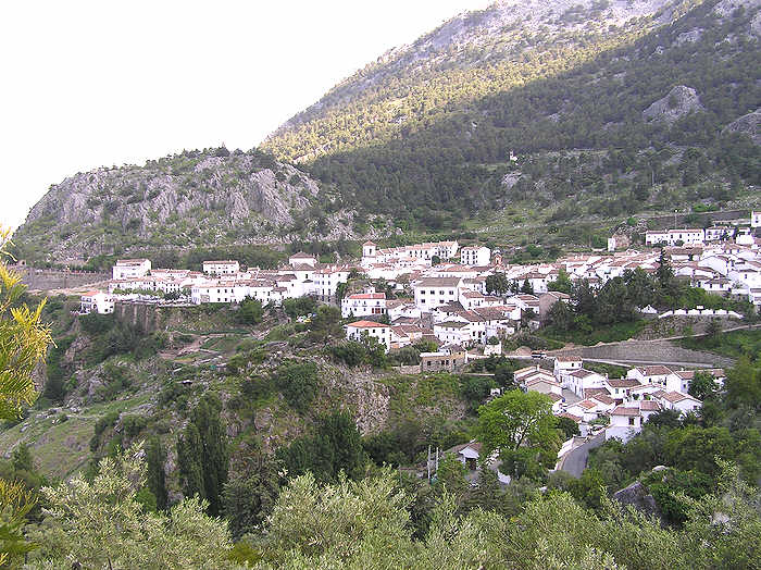 The picturesque white town of Grazalema.  View across the valley from the excellent Villa Turistica.  (95k)