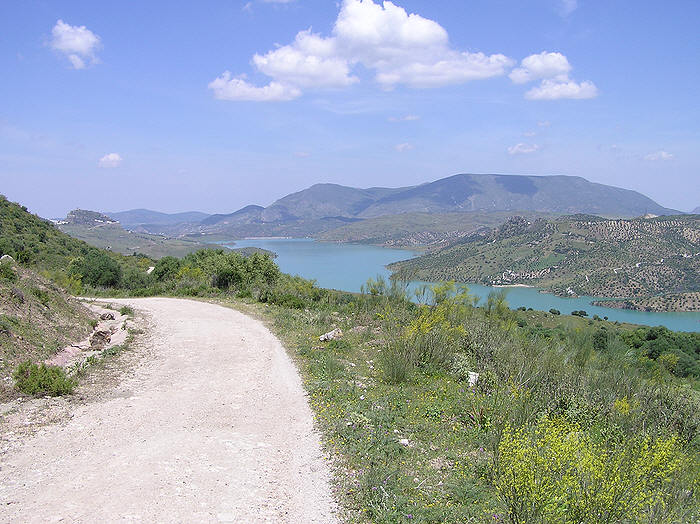 A perfect day alongside the Zahara reservoir. (96k)