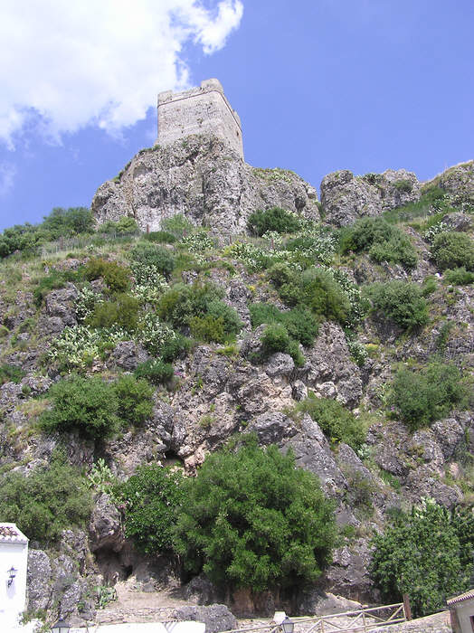 Looking back upwards to the Moorish castle on the heights above Zahara. (96k)