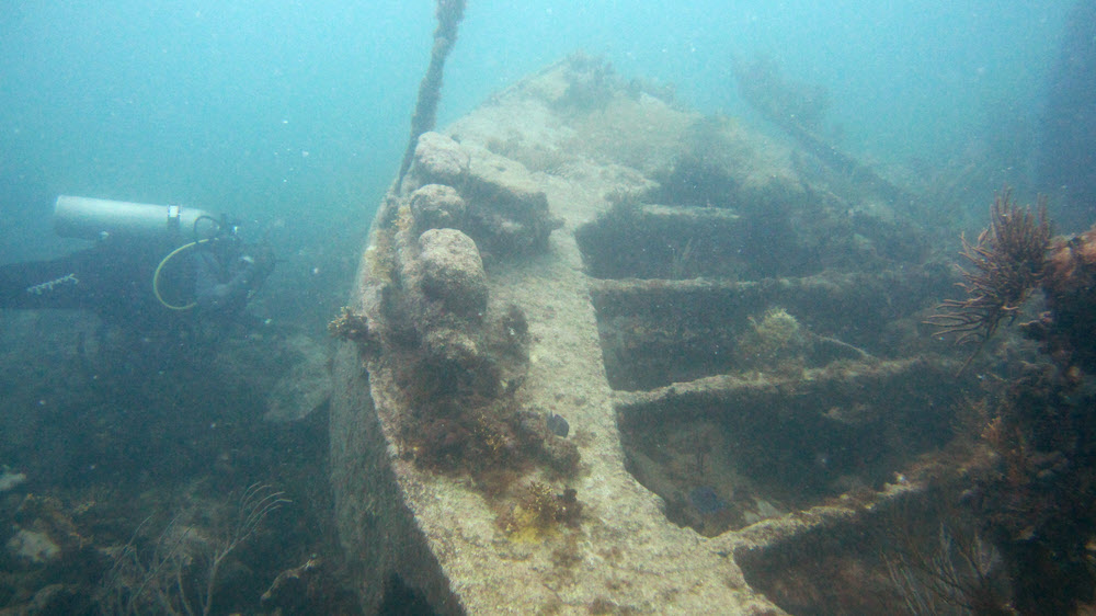 Exploring the 'Jettias' wreck in poor visibilty. The wreck is well broken up.