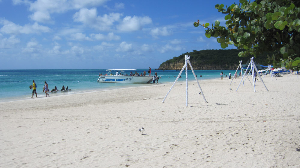 Boats frequently pulled up to the beach to take people on trips round the island.