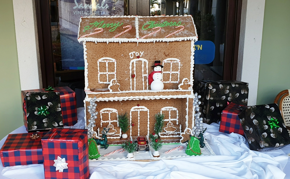 Christmassy display near the Café de Paris.