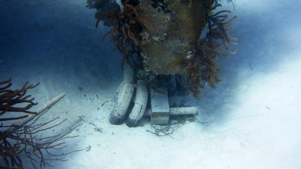 The fake undercarriage of the Vulcan bomber is still visible.