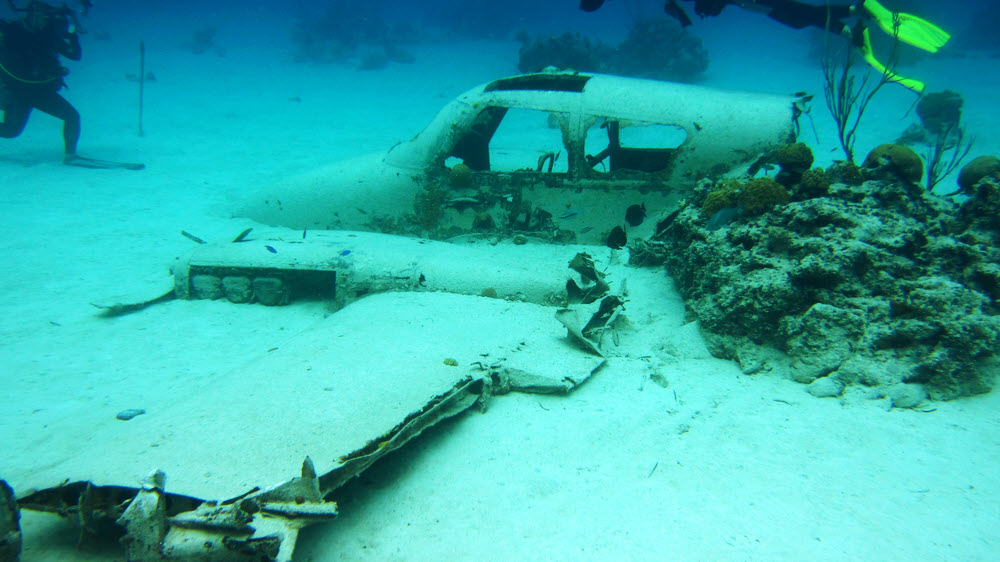 Side view of the Cessna.