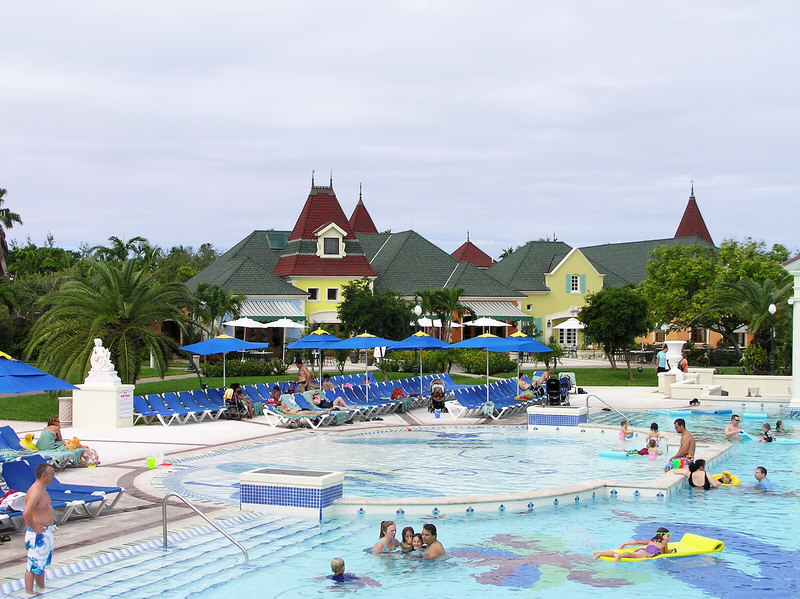 The French Village pool, with Giuseppe's Restaurant in the background. The Cafe de Paris coffee shop and the Bar de Musique are next to it to the right.  (162k)