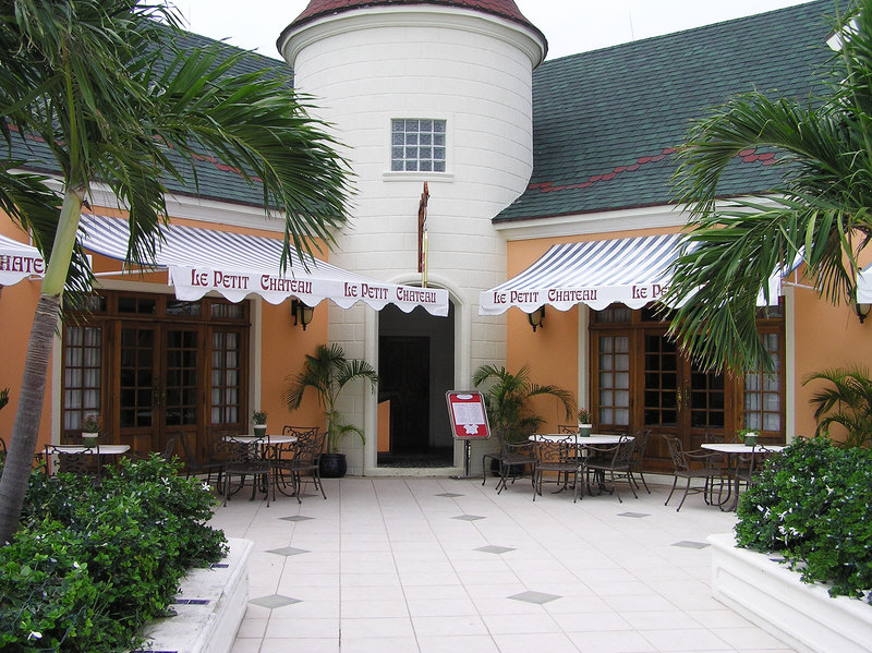 Le Petit Chateau restaurant next to the Bar de Musique. (191k)