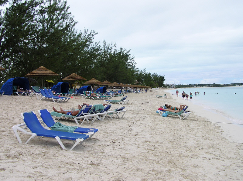 The beach at the west end of the resort. (164k)