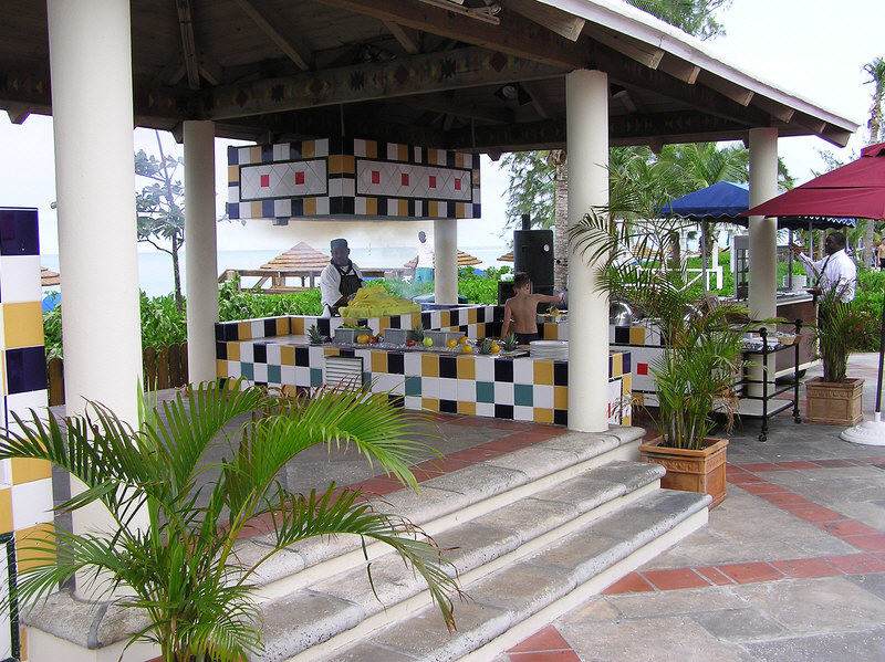 The burger stand near Arizonas - good place to eat if you've missed lunch. (193k)