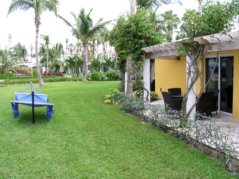 Pine Cay Villas rooms near the beach.  (233k)