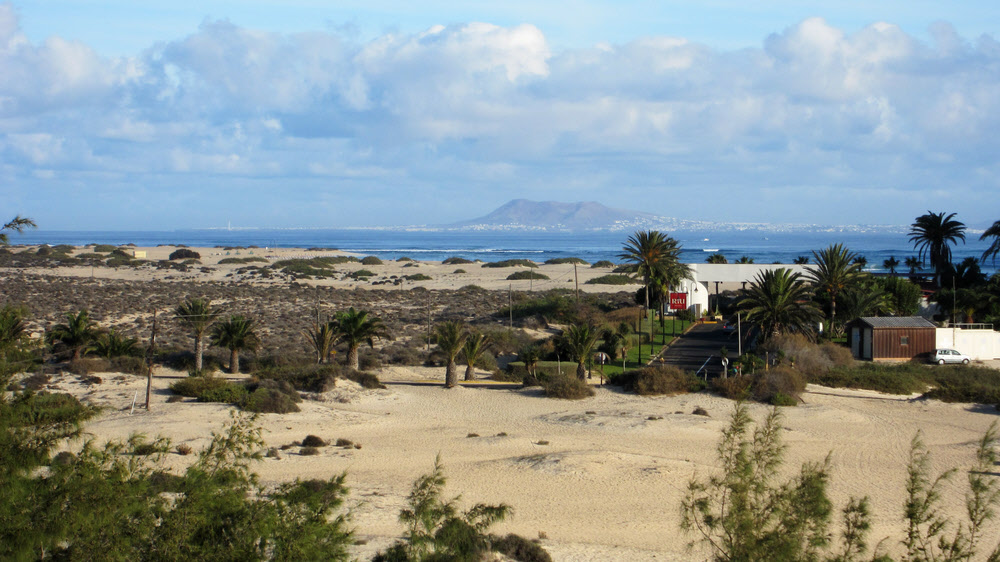 Looking north from our balcony over the dunes towards Playa Blanca on Lanzarote. (190k)