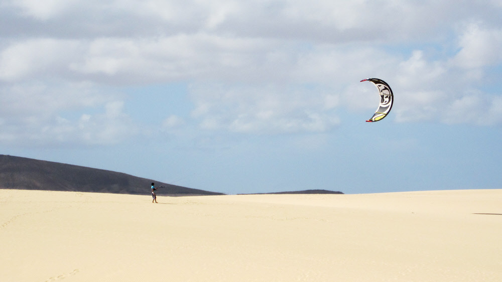 The steady wind attracts kite enthusiasts. (72k)