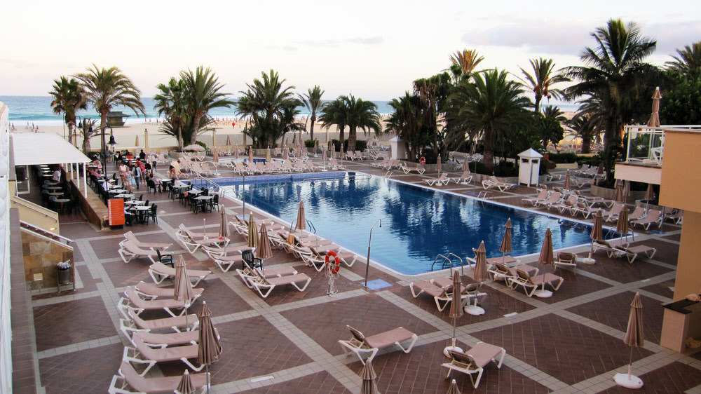 The pool area in the early evening after the sun has set. The pool bar is at the far left. (276k)