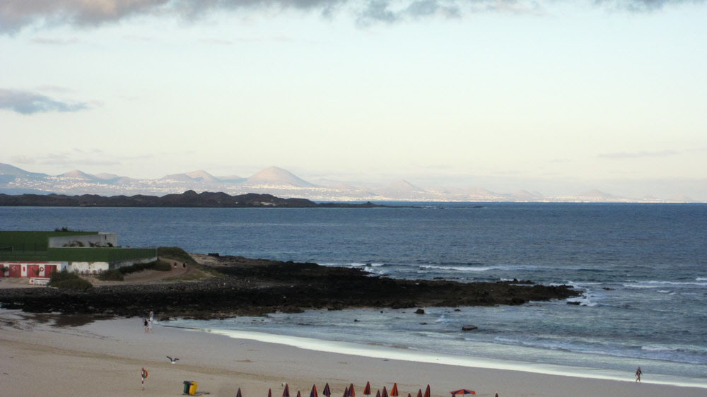 Zoomed in on a clearer day, showing the mountains of Lanzarote festooned white with holiday developments. (125k)