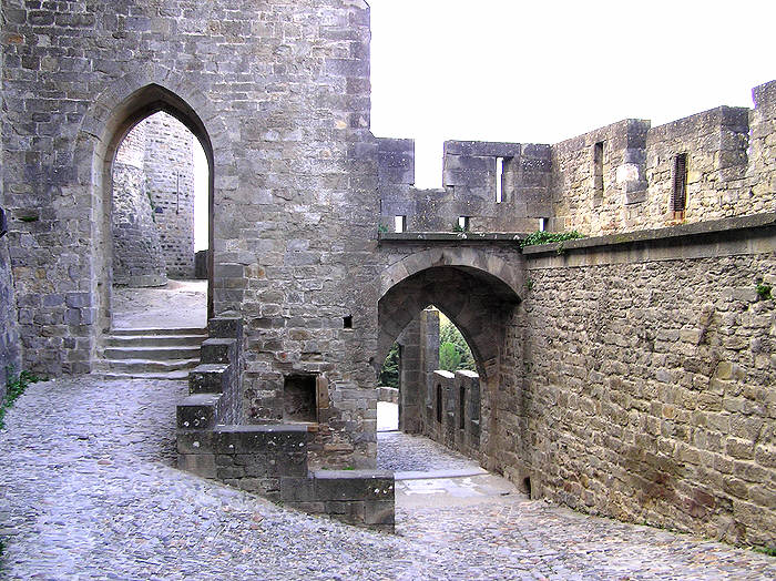 Walking down windy cobbled lanes through narrow arches to the western (Cote de la Cite) gate of the Medieval City. (124k)