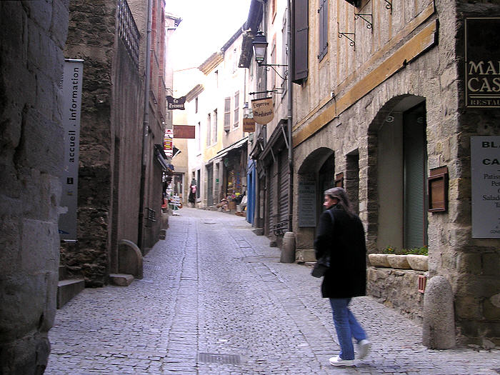 Walking up into the Cite from the Porte Narbonnaise. (97k)