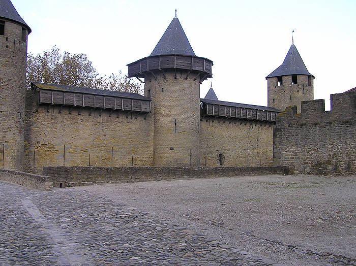 Precarious-looking walkways on the walls of the 12th century Castle.  (95k)