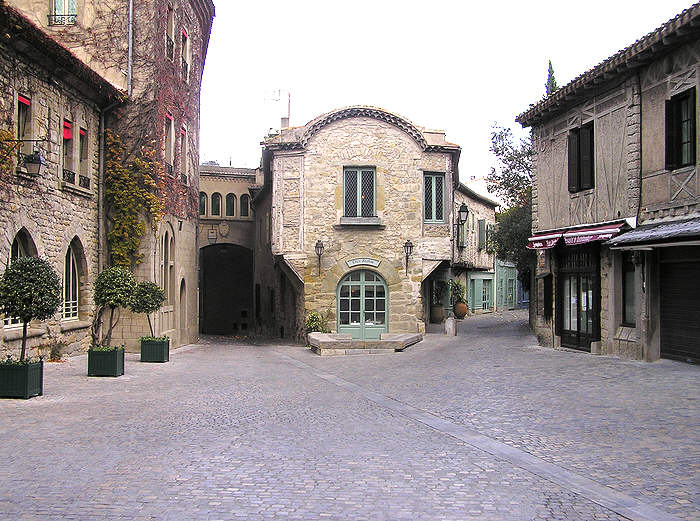 Near the Hotel de la Cite.  (94k)