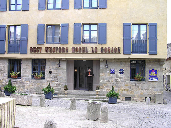 The Donjon les Remparts in the heart of the Cite, where we were supposed to be staying.  (96k)