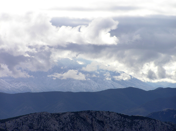 Looking west from the Cathar lookout castle of Queribus to the Pyrenees. (92k)