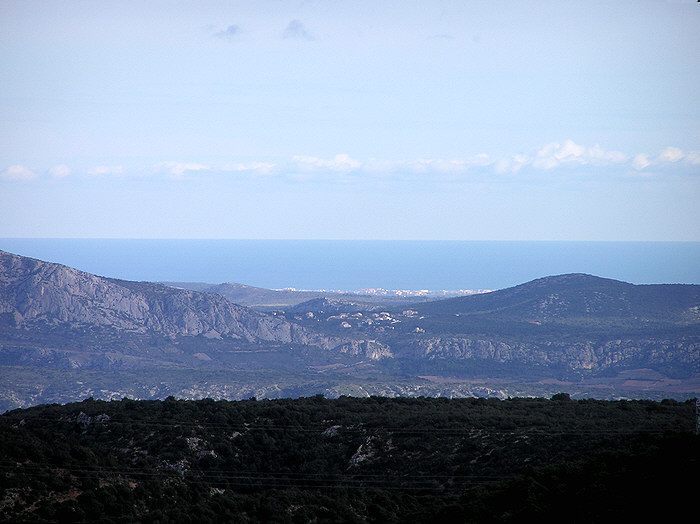 Looking east from the Cathar lookout castle of Queribus to the Mediterranean.  (90k)