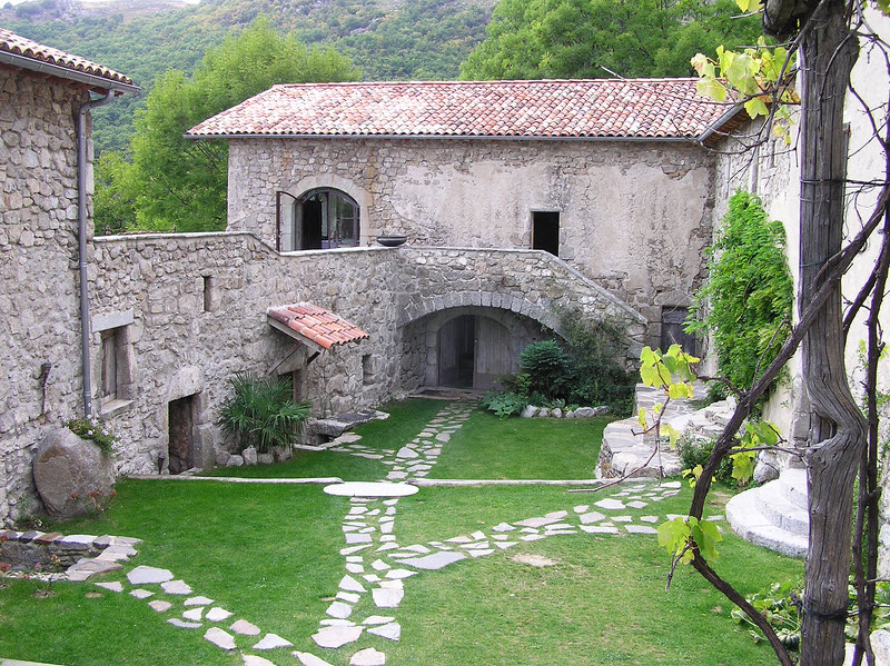 The courtyard at le Mas Nouveau. (248k)