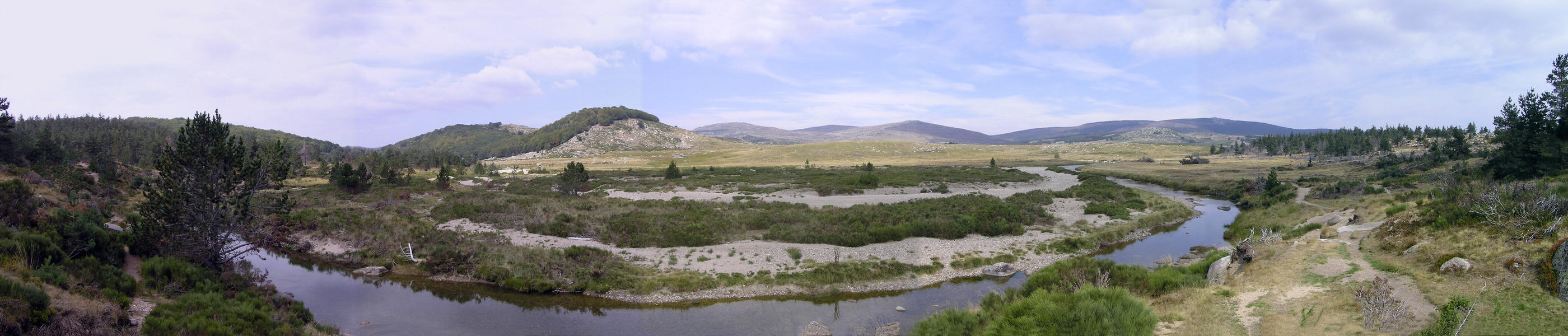 Panoramic view at our lunch stop near the Pont du Tarn at about 1300m. (230k)