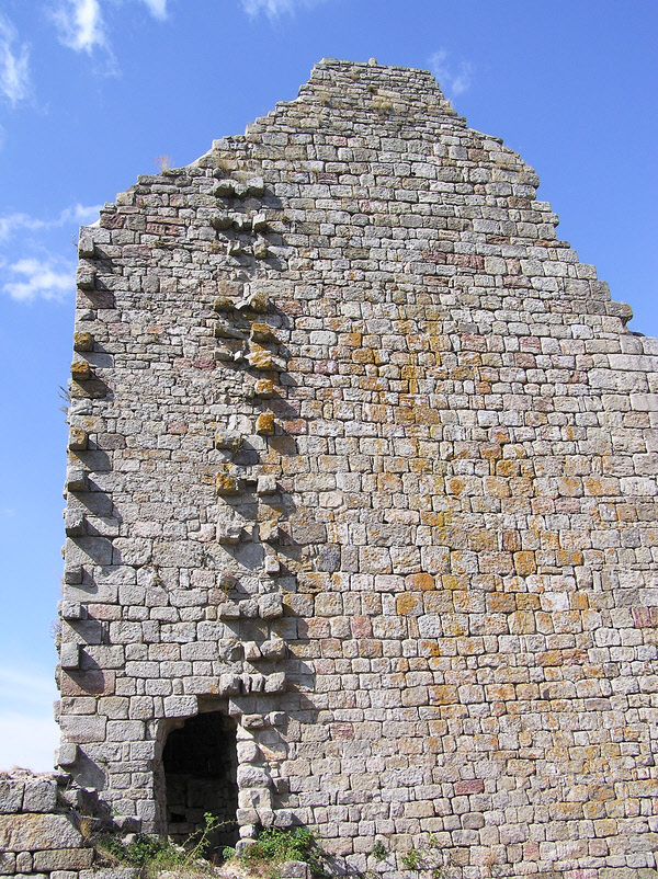 Ruins of part of a building in La Garde-Guérin (364k)