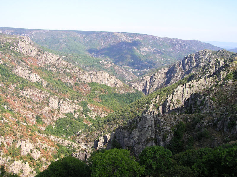 Looking south-east from the village into the Gorge du Chassezac. (198k)