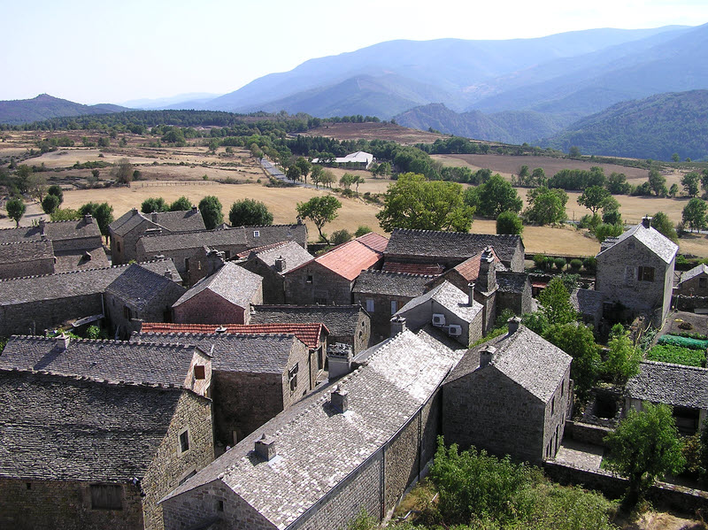 Most of the tiny village seen looking south from the top of the lookout tower. (195k)