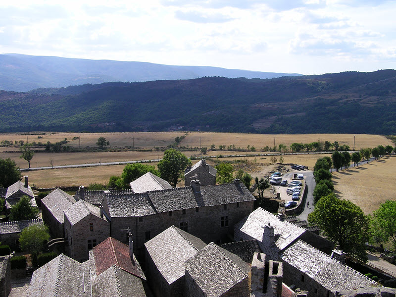 View west from the lookout tower.The Auberge is the long, sideways-on building in the centre. (154k)
