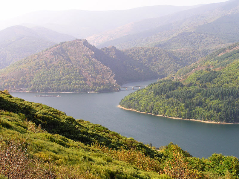 First view of the Lac while descending from La Garde-Guérin. The fish-farm can be seen at the left. (174k)