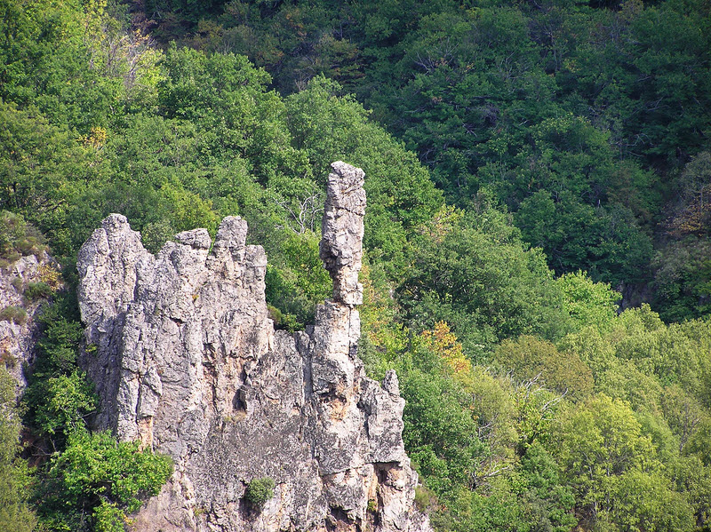 Precarious looking rock pinnacle just north of Villefort. (297k)