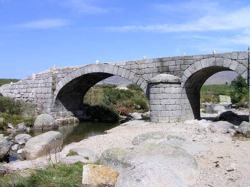 The Pont du Tarn in the middle of nowhere carries an ancient track, now just a footpath.  (163k)