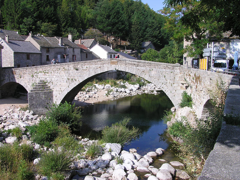 Medieval stone bridge in the middle of the small town of le Pont de Montvert, near Le Merlet.  (248k)