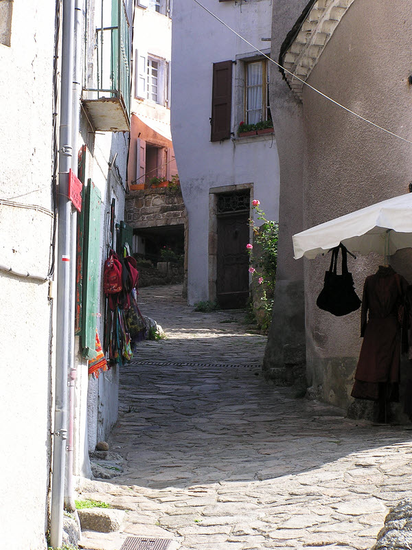 Steep narrow cobbled alleyways in le Pont de Montvert. (155k)