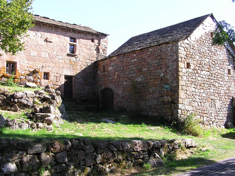 Farmhouse and buildings at Troubat.  (258k)